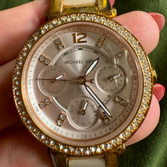 Used MK watch - probably needs new battery - Picture 2 of 3